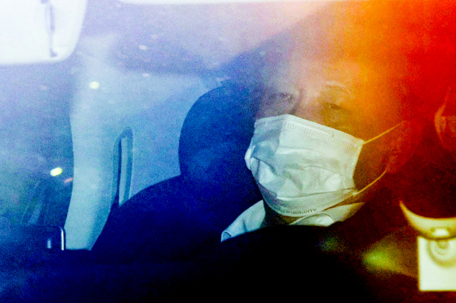 법무부 검사징계위원회의 2개월 정직 처분에 법적 대응 방침을 밝힌 윤석열 검찰총장이 16일 오후 서울 서초구 대검찰청으로 들어가고 있다. 연합뉴스