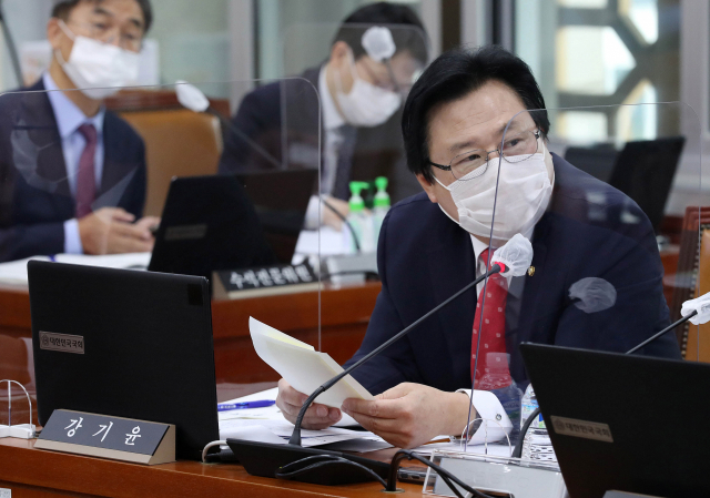 국민의힘 강기윤 의원이 21일 서울 여의도 국회에서 열린 보건복지위원회의 한국사회보장정보원, 한국노인인력개발원 등 국정감사에서 질의하고 있다. 연합뉴스