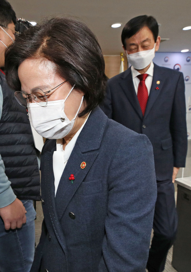 추미애 법무부 장관과 진영 행정안전부 장관이 16일 오후 서울 종로구 정부서울청사에서 열린
