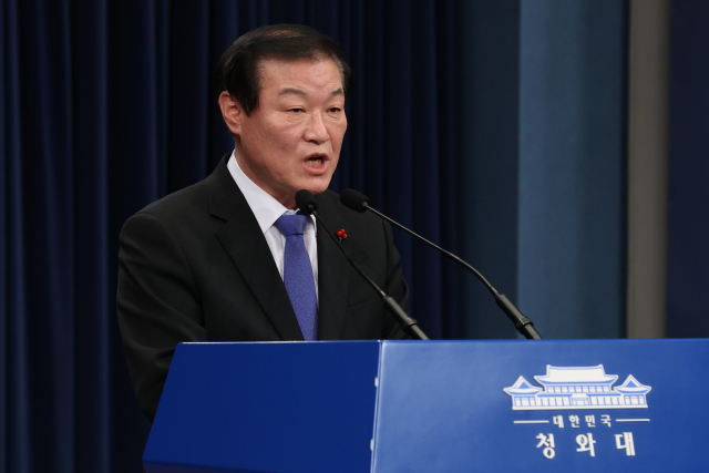 정만호 청와대 국민소통수석이 16일 오후 청와대에서 윤석열 검찰총장의 징계안에 대한 문재인 대통령의 재가와 관련해 브리핑하고 있다. 연합뉴스