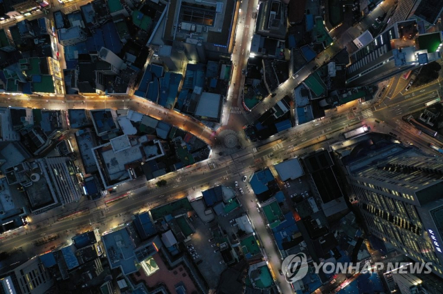 지난 2월 24일 오후 6시 40분쯤 대구 중구 동성로의 중앙파출소 삼거리 일대가 차량과 오가는 사람이 뜸하다. 연합뉴스