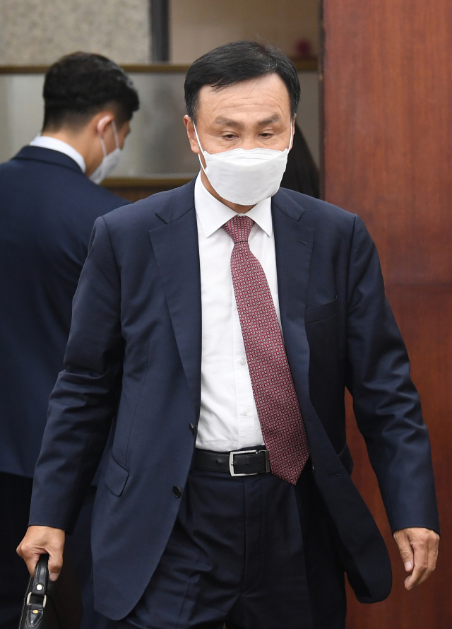 임정혁 변호사가 18일 오후 서울 여의도 국회에서 열린 고위공직자범죄수사처장 후보 추천위원회 3차 회의에 참석하고 있다. 연합뉴스