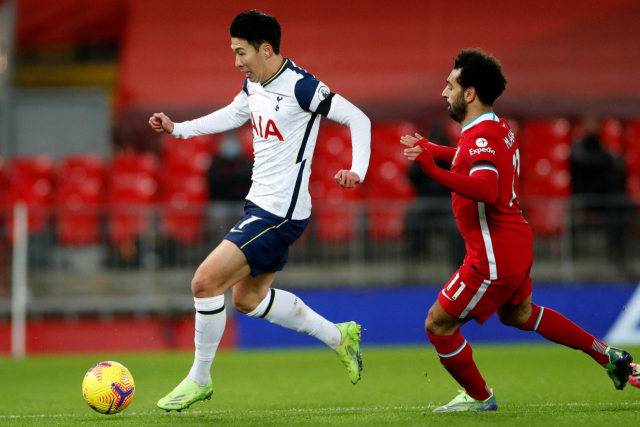 영국 리버풀 안필드 경기장에서 열린 영국 프리미어리그(EPL) 13라운드 토트넘 홋스퍼 대 리버풀의 경기에서 토트넘의 손흥민(왼쪽·28)이 리버풀의 무함마드 살라흐(오른쪽·28)와 볼을 다투고 있다. 손흥민이 이날 리그 11호 골을 넣었지만 토트넘은 리버풀에 1-2로 패했다. 연합뉴스