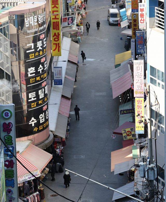 15일 오전 서울 남대문시장이 한산한 모습이다. 문재인 대통령은 지난 14일 중소상공인과 자영업자 지원에 대해서 