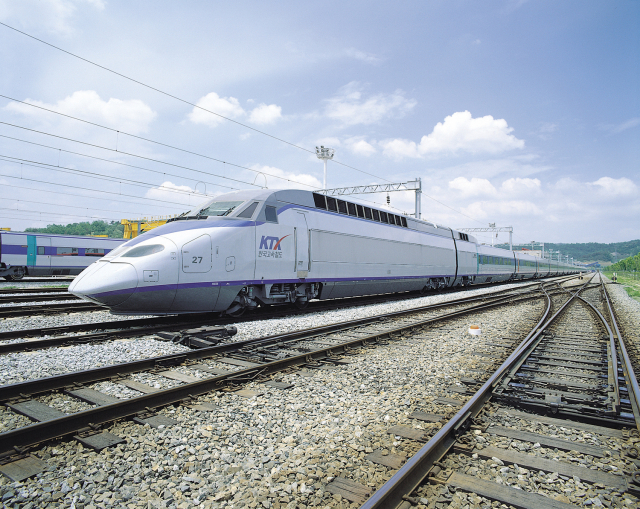 코로나19로 KTX 객실 내 취식이 불가한데도 그동안 관행적으로 제공되던 특실 음료와 다과 예산이 지난해 37억원에 달한 것으로 드러났다. 사진은 KTCS-2 신호시스템이 적용될 KTX1 열차. 연합뉴스