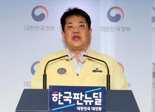 손영래 중앙사고수습본부 전략기획반장(보건복지부 대변인)이 27일 정부서울청사에서 신종 코로나바이러스 감염증(코로나19) 대응 중앙재난안전대책본부 회의결과를 발표하고 있다. 연합뉴스