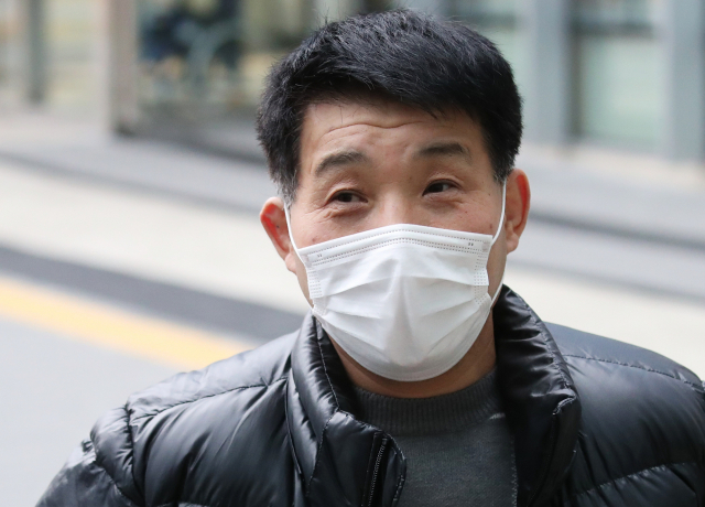19일 오후 경기도 수원시 영통구 수원지방법원에서 열리는 이춘재 연쇄살인 8차 사건 재심 결심 공판에 재심 청구인 윤성여 씨가 출석하며 취재진 질문에 답하고 있다. 연합뉴스