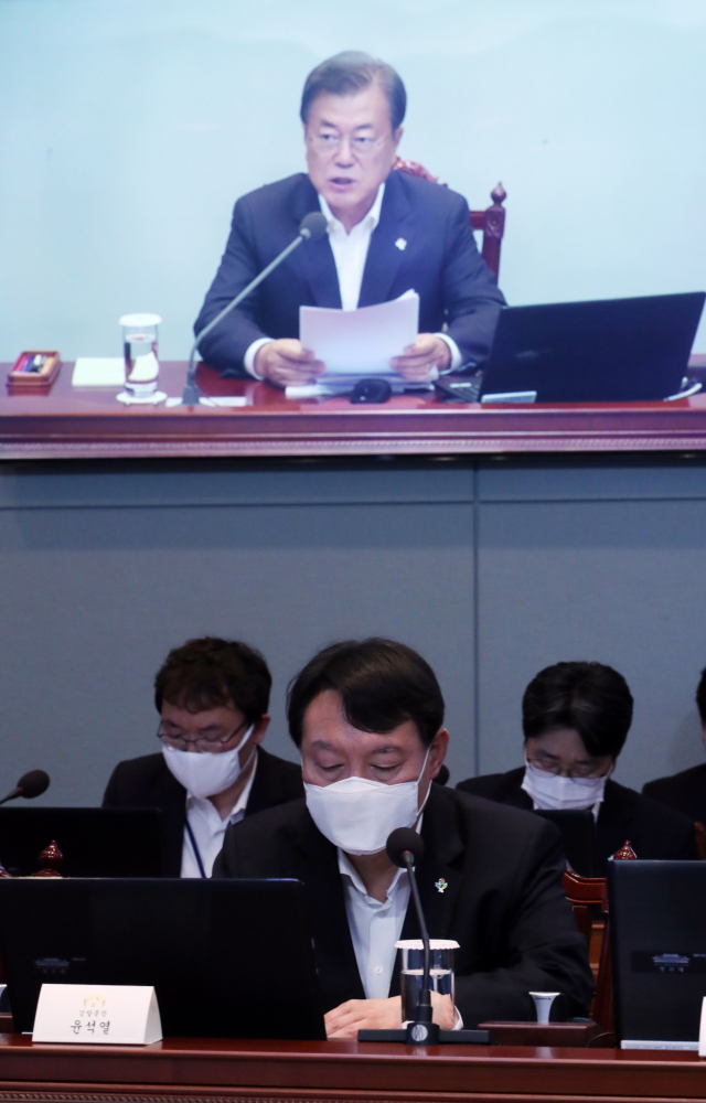 문재인 대통령은 16일 윤석열 검찰총장에 대한 