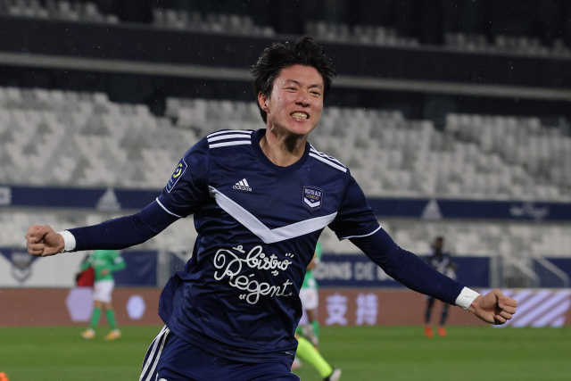 17일 프랑스 보르도의 누보 스타드 드 보르도 경기장에서 열린 프랑스 프로축구 리그앙 15라운드 지롱댕 드 보르도 대 AS 생테티엔 경기에서 보르도의 황의조가 13경기 만에 시즌 1호 골을 넣은 뒤 환호하고 있다. 연합뉴스