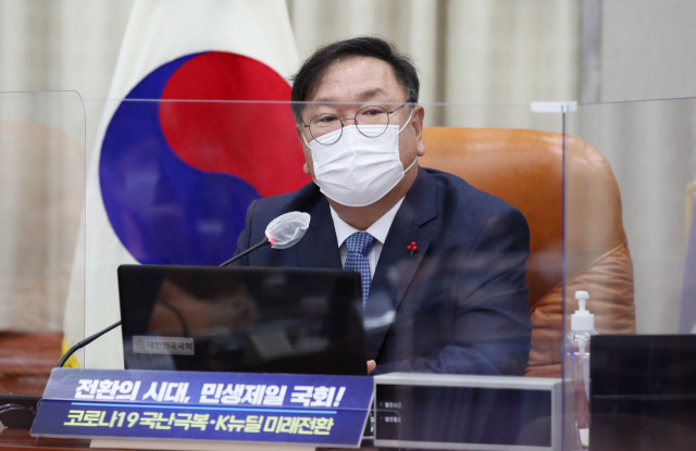 더불어민주당 김태년 원내대표가 17일 오후 서울 여의도 국회에서 열린 온택트 정책의원총회에서 발언하고 있다. 연합뉴스