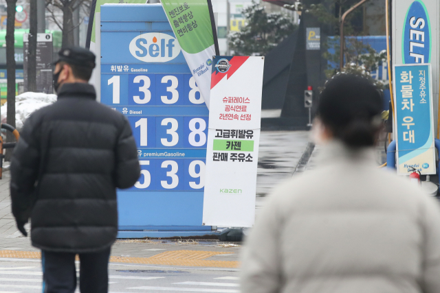 오피넷에 따르면 12월 둘째 주 전국 휘발유 판매 가격은 지난주보다 12.2원 오른 ℓ당 1천339.1원으로, 3주 연속 상승세를 나타냈다. 사진은 13일 서울의 한 주유소 유가정보. 연합뉴스