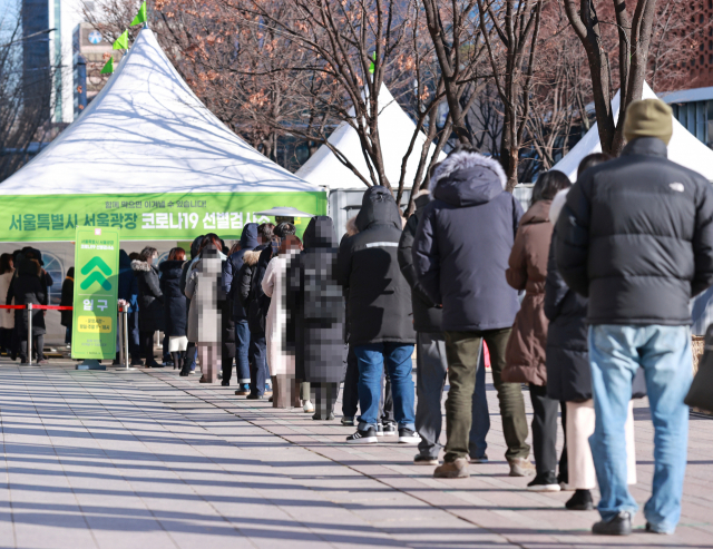 17일 오후 서울 중구 태평로 시청 앞 서울광장에 마련된 신종 코로나바이러스 감염증(코로나19) 임시 선별진료소에서 시민들이 검사를 받기 위해 차례를 기다리고 있다. 연합뉴스
