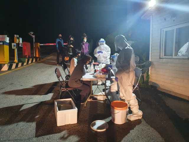 지난 5월 24일 오후 8시 30분쯤 상주시와 방역당국이 의정부 목사 확진자가 다녀간 상주 화서면 상용리의 인터콥 선교센터에 선별진료소를 긴급 설치하고 근무자 등을 대상으로 검사를 하고 있다. 상주시 제공