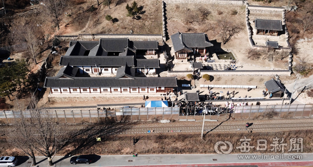 중앙선 복선전철화 사업이 마무리됨에 따라 독립운동의 성지인 안동 임청각 앞에 놓인 철로와 방음벽이 곧 철거된다. 우태욱 기자 woo@imaeil.com