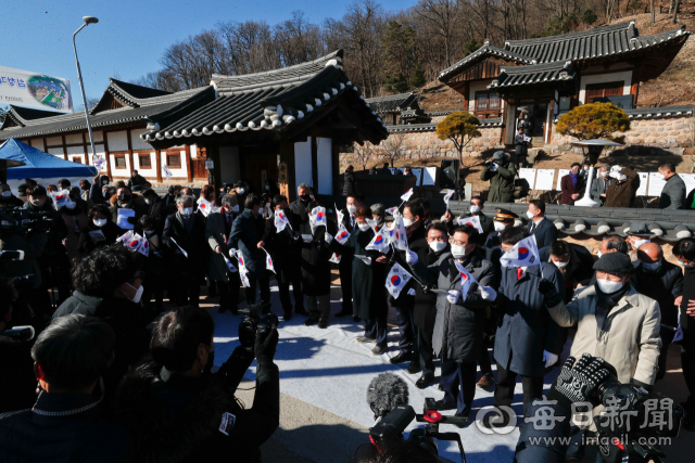 중앙선 복선전철화 사업이 마무리됨에 따라 독립운동의 성지인 안동 임청각 앞에 놓인 철로와 방음벽이 곧 철거된다. 국무령이상룡기념사업회는 17일 임청각 앞 사당에서 고유문을 낭독하고 방음벽을 철거하는 퍼포먼스를 진행했다. 임청각은 대한민국 임시정부 초대 국무령인 석주 이상룡 선생의 생가로, 1941년 일제는 항일 정기를 끊겠다며 앞마당을 관통하는 철길을 놓아 임청각을 훼손했다. 정부와 안동시는 임청각 복원 사업을 통해 철로 이전, 철거를 시작으로 2025년까지 임청각을 일제 강점기 이전의 모습으로 되돌릴 예정이다. 우태욱 기자 woo@imaeil.com