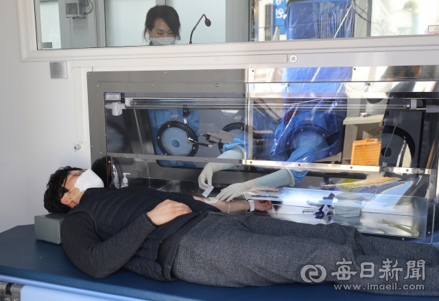 17일 대구 세강병원에 비접촉 이동형 음압병실이 설치되어 의료진이 비접촉으로 환자에게 주사치료가 가능해 졌다. 성일권 기자 sungig@imaeil.com