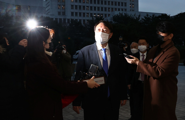 윤석열 검찰총장에 대한 정직 2개월 처분을 유지할지 판단할 재판부가 서울행정법원 12부로 결정됐다. 사진은 윤석열 검찰총장이 지난 1일 오후 서울 서초구 서초동 대검찰청으로 출근하는 모습. 연합뉴스