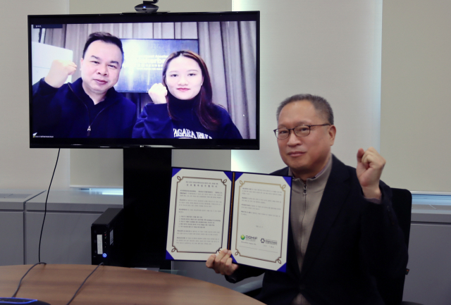 코로나19로 화상회의로 개최된 대구경북첨단의료산업진흥재단과 중국 대공방 업무협약. 사진 오른쪽 김종원 의료기기센터장. TV 화면 왼쪽 대공방 CEO 딩춘파