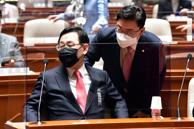 국민의힘 주호영 원내대표가 18일 국회에서 열린 의원총회에서 김성원 원내수석부대표와 대화하고 있다. 주 원내는 이날 사퇴 의사를 밝혔다. 연합뉴스