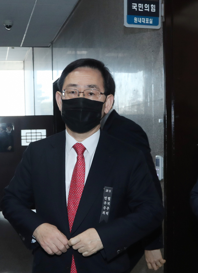 원내대표 사퇴 의사를 밝힌 국민의힘 주호영 원내대표가 18일 국회에서 열린 의원총회에서 의원들의 재신임을 받은 뒤 대기중인 원내대표실에서 나와 의원총회장으로 향하고 있다. 연합뉴스