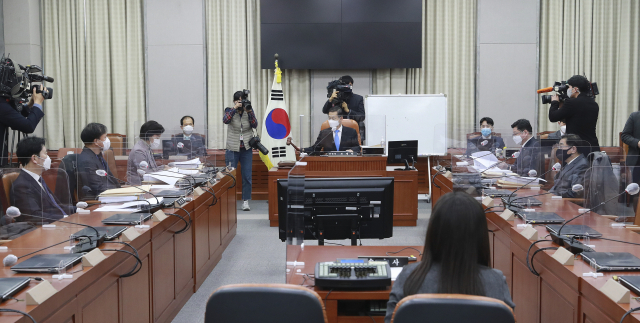 조재연 공수처장 후보추천위원장이 18일 국회에서 열린 고위공직자범죄수사처장 후보추천위원회 제5차회의에서 의사봉을 두드리고 있다. 자료사진 연합뉴스