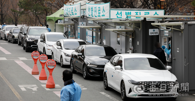 18일 대구의료원 승차형(드라이브 스루) 선별진료소에서 코로나19 진단검사가 진행되고 있다. 우태욱 기자 woo@imaeil.com