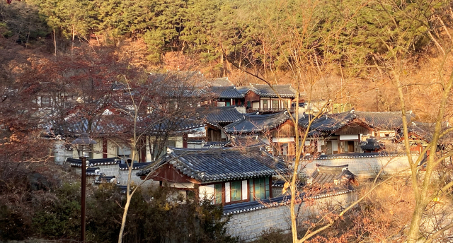계상서당 앞을 흐르는 시내와 징검다리. 매서운 한파가 오면서 요즘은 꽁꽁 얼었다.