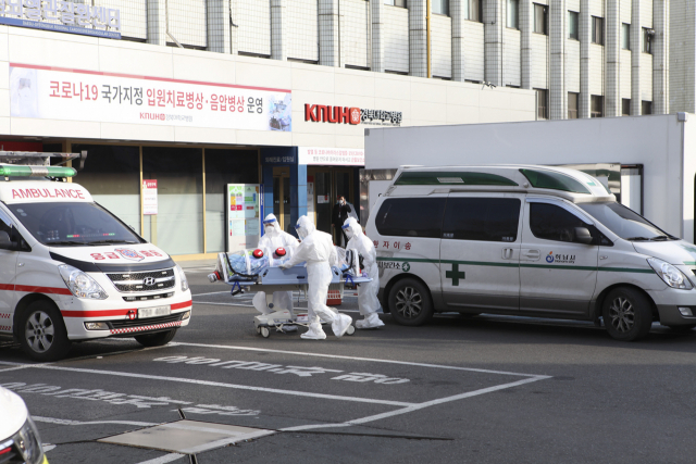 수도권의 코로나19 확진자가 폭증하면서 병실 부족 사태가 빚어지자 18일 오전 코로나19 확진자 중 중증 기저질환자 10명이 대구 경북대병원으로 이송됐다. 경북대병원 제공