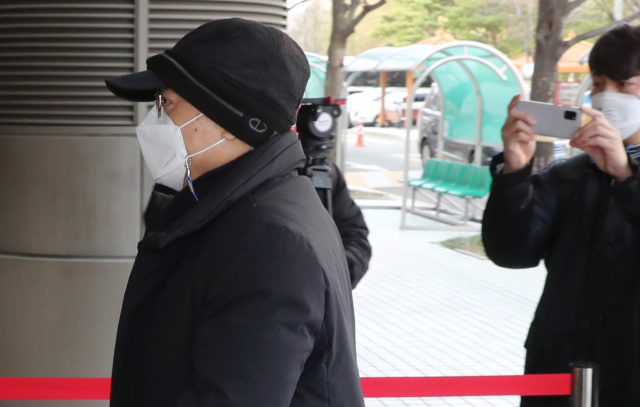 강제추행 혐의를 받는 오거돈 전 부산시장이 18일 오전 부산 연제구 부산지방법원에 구속 전 피의자 심문(영장실질심사)에 출석하고 있다. 연합뉴스