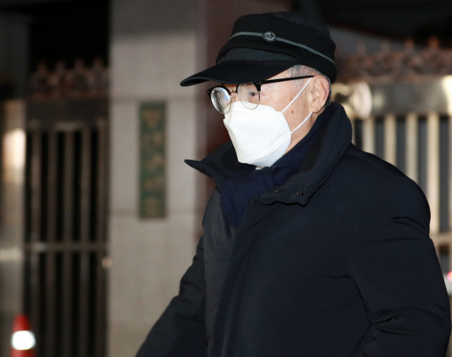강제추행 혐의를 받는 오거돈 전 부산시장이 18일 오후 구속영장이 기각되자 부산 사상구 부산구치소를 나서고 있다. 부산지법 영장담당 김경진 형사2단독 부장판사는 오 전 시장의 사전구속영장을 기각했다. 김 부장판사는 
