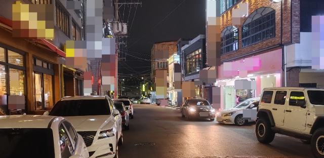 18일 제주에서 신종 코로나바이러스 감염증(코로나19) 집단 감염이 빚어지고 거리 두기 조치가 2단계로 격상되자 제주시청 인근 대학로 상가가 찾는 손님 없이 썰렁한 분위기를 연출하고 있다. 연합뉴스