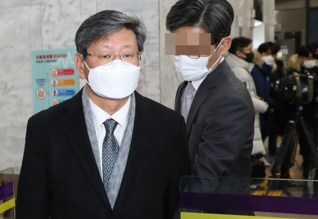 16일 새벽 윤석열 검찰총장 검사징계위원회 2차 심의를 마친 이용구 법무부 차관이 청사를 나서고 있다. 법무부 검사징계위원회는 윤석열 검찰총장의 징계 혐의를 인정하고 정직 2개월 처분을 내렸다. 연합뉴스