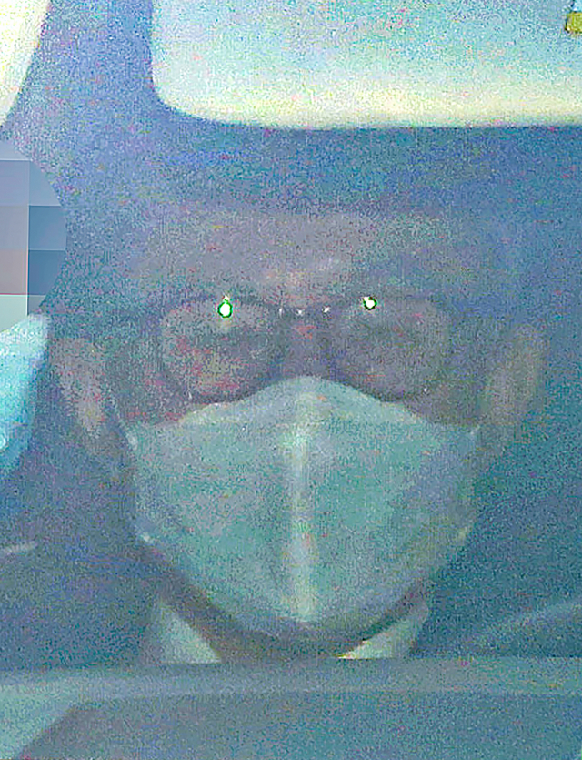 횡령 및 뇌물수수 혐의로 징역 17년형을 확정받은 이명박 전 대통령이 서울 강남구 논현동 자택에서 서울중앙지검에 출석하기 위해 나서고 있다. 이 전 대통령은 검찰 출석 후 동부구치소로 재수감 된다. 연합뉴스