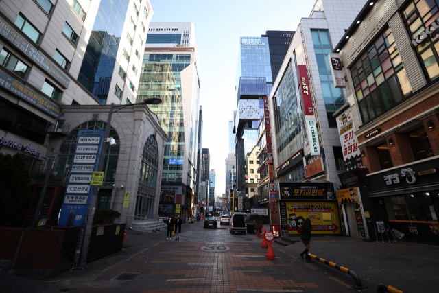 신종 코로나바이러스 감염증(코로나19) 확산세가 계속되고 있는 19일 오후 주말 낮 시간대임에도 불구하고 강남역 인근 번화가가 한산하다. 연합뉴스