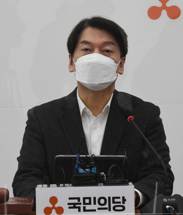 국민의당 안철수 대표가 17일 국회에서 열린 최고위원회의에서 발언하고 있다. 연합뉴스