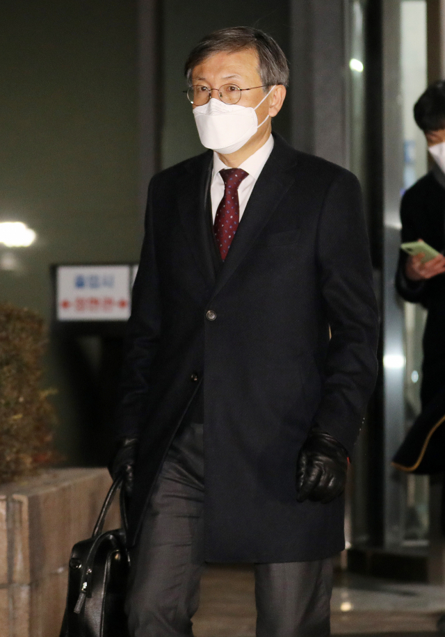 윤석열 검찰총장 검사징계위원회 2차 심의에 증인으로 출석한 한동수 대검 감찰부장이 15일 오후 심문을 마친 뒤 과천 법무부 청사를 나서고 있다. 연합뉴스