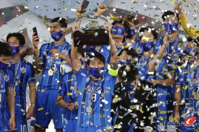 19일 카타르 알와크라의 알자누브 스타디움에서 열린 2020 아시아축구연맹(AFC) 챔피언스리그(ACL) 결승전에서 우승을 차지한 뒤 울산 현대팀이 우승 트로피를 들어올리고 있다. 연합뉴스
