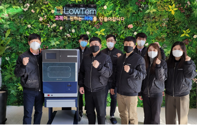 의료용 저온플라즈마 멸균기 국내 1위 제조사 로우템 임직원들이 대구 본사 사옥에서 포즈를 취하고 있다. 김윤기 기자.