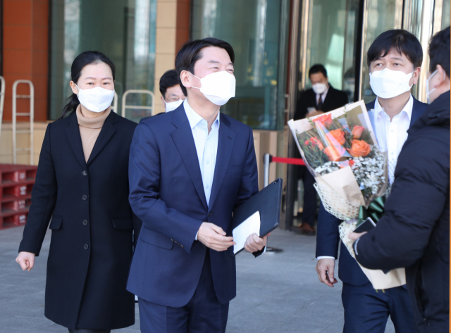 국민의당 안철수 대표가 20일 오전 서울시장 보궐선거 출마 선언 기자회견을 마친 뒤 서울 여의도 국회 소통관을 떠나며 지지자의 꽃다발을 받고 있다. 연합뉴스