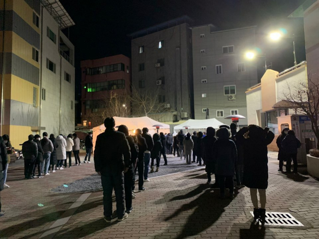 영하의 날씨에도 코로나19 검사를 받기 위해 경북 안동보건소를 찾은 시민들이 긴 줄을 서서 대기하고 있다. 인터넷 캡처