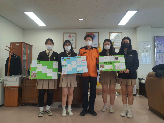 영주 영광여고 2학년 학생들이 영주소방서를 찾아와 손편지를 전달했다. 영주소방서 제공