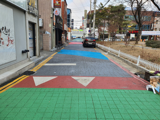 대구 북구 칠곡 대학가 인접지역에 보행자 우선도로가 조성된 모습. 북구청 제공