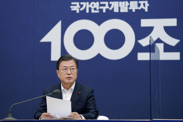 문재인 대통령이 21일 오후 청와대에서 열린 제3차 국가과학기술자문회의 전원회의에서 발언하고 있다. 연합뉴스