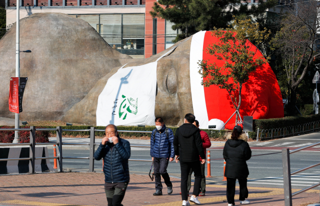 사진은 대구 달서구 선사대로 원시인 조형물에 산타 모자와 마스크가 씌워진 모습. 매일신문 DB