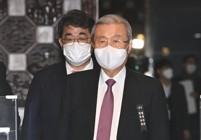 김종인 국민의힘 비상대책위원장이 18일 오전 국회에서 열린 의원총회에 입장하고 있다. 의총은 시작과 동시에 비공개로 전환됐다. 연합뉴스