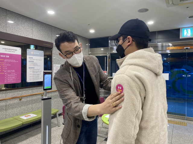 경북 구미시장애인체육관은 방문객들의 발열 체크를 꼼꼼히 하는 등 코로나19 예방수칙을 철처히 지키고 있다. 구미시장애인체육관 제공