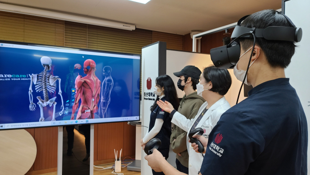 호산대 보건계열 학생들이 VR을 기반으로 한 실습을 하고 있다. 호산대 제공