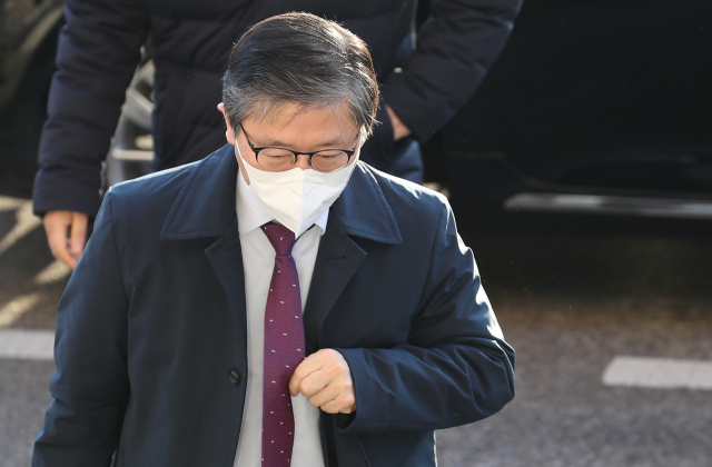 변창흠 국토교통부 장관 후보자가 21일 오전 정부과천청사 서울지방국토관리청에 마련된 청문회 준비 사무실에 출근하고 있다. 연합뉴스