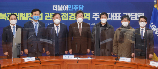 더불어민주당 이낙연 대표가 21일 오후 서울 여의도 국회에서 열린 남북관계발전법 관련 접경지역 주민대표 간담회에서 기념촬영을 하고 있다. 왼쪽부터 허영 대변인, 송영길 국회 외교통일위원장, 김태년 원내대표, 이 대표, 민족화해위원회 총무 강주석 신부, 박흥렬 강화시민회의 공동대표, 최종환 파주시장. 연합뉴스