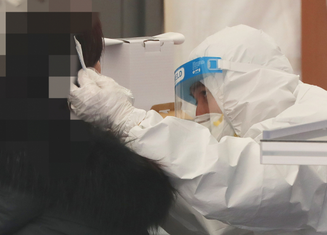 21일 오후 서울 중랑구 면목역 임시선별검사소에서 시민들이 코로나19 진단 검사를 받고 있다. 연합뉴스